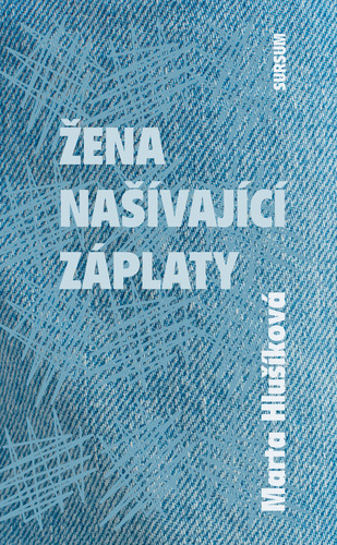 Žena našívající záplaty